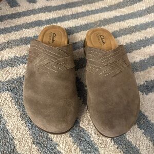Clarks Brynn Glide Clog, Pebble Suede (Tan) Women's  Size 9 Wide